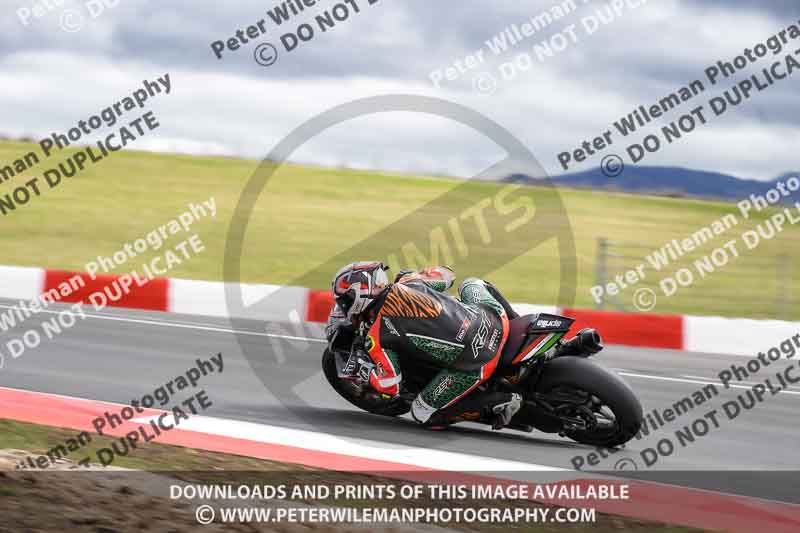cadwell no limits trackday;cadwell park;cadwell park photographs;cadwell trackday photographs;enduro digital images;event digital images;eventdigitalimages;navarra;no limits trackdays;peter wileman photography;racing digital images;trackday digital images;trackday photos